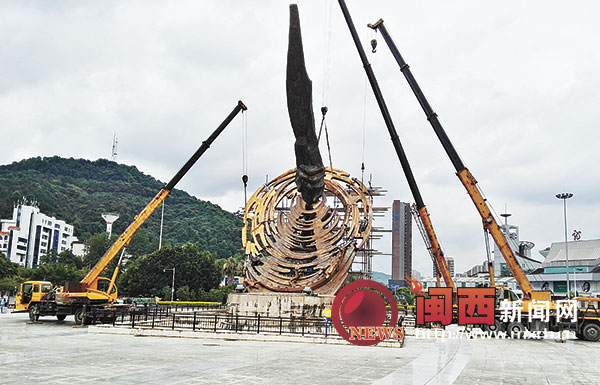 龙岩火车站“传承昭”雕塑修复中
