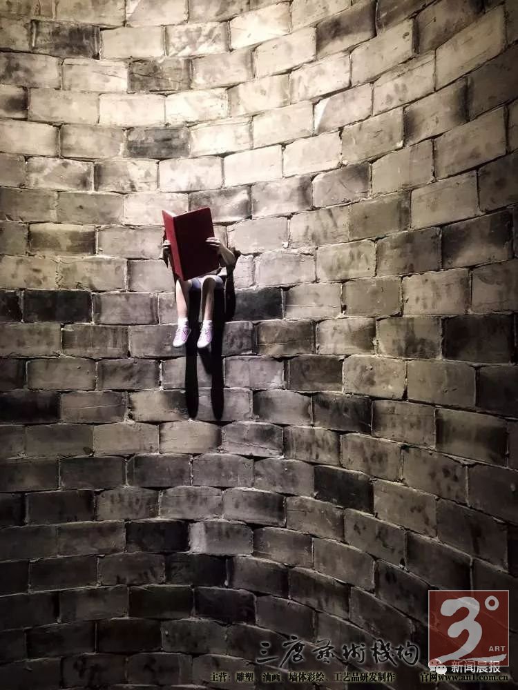  从街头创作到当代艺术馆 引用策展人曹彬的话来说：“从街头创作到当代艺术馆