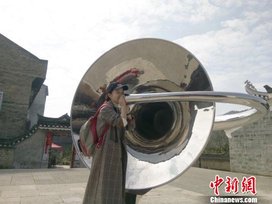 游客体验艺术家作品《聆听》。　周燕玲 摄
