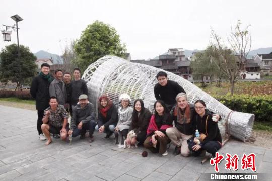 驻地艺术家合影。　周燕玲 摄
