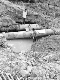 昨天下午，工人在抢修管道新破损口。