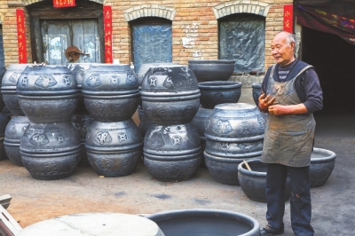 沁阳市农村青年汤丽在传承黑陶古老的烧制技艺上