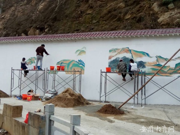 安徽大学师生墙绘旧贫困村的新风景