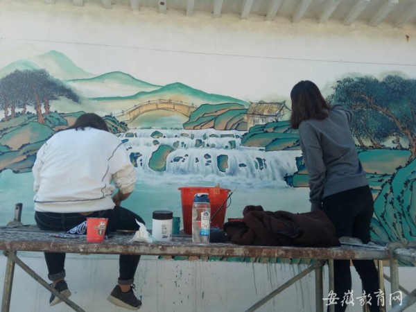 安徽大学师生墙绘旧贫困村的新风景