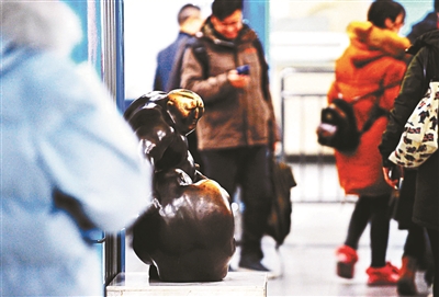 这两座雕塑是在2009年建站伊始就摆放在站内的