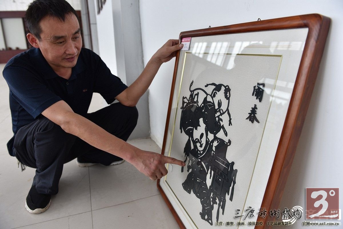 用传统黑陶技术烧制出的“黑陶字画”作品之一