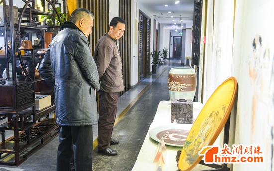 “一带一路”宜兴刀笔陶瓷艺术作品展在中国戏码头举行