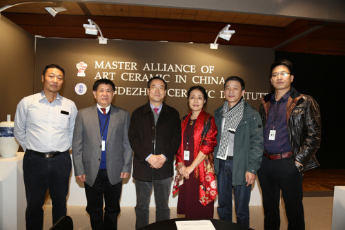 参加展览的部分陶瓷艺术家。(《欧洲时报》/记者黄冠杰 摄) 参加展览的部分陶瓷艺术家。(《欧洲时报》/记者黄冠杰 摄)