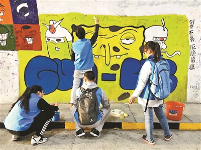 厦大芙蓉隧道遭游客涂鸦 学生贴纸条“求放过”