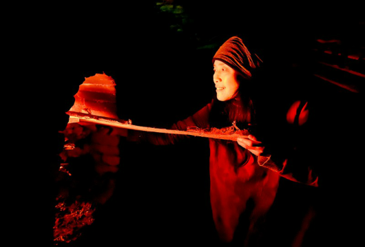 近日,刚结束繁重的教学工作,本可以休息一周的她,又马不停蹄地带上做好的陶坯来到湖北蕲春的乡下,烧制柴窑去了。在管窑镇岚头矶村,一座年代久远的龙窑又恢复了初始的生机。吕枫韵蹲坐窑边,迎着初冬的寒风开始忙碌着给器皿上釉。杯子荡釉、浸釉,大点的器物吹釉,然后和师傅一起装窑,一直忙到天黑才开始点火烧窑……