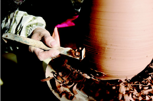 夏天的暑气和蚊蝇,冬日的寒霜和冷风,吕枫韵不分季节地往窑里钻,多少次窑火边的守候,等来的是欢喜雀跃;多少次辛苦的劳作,换来的是付诸东流。然而,这所有的一切,吕枫韵都乐在其中。