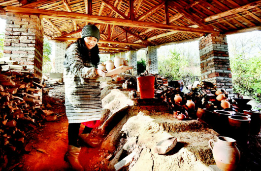 望着渐渐燃起的窑火,吕枫韵说:跟着老师傅当学徒,学烧柴窑,才发现难度好大,烧高了坯体变形塌陷,烧低了坯体生、釉发不出来。再就是柴窑烧制是一个漫长的过程,需要有耐心。三天两夜,楚天都市报记者全程跟拍,记录了吕枫韵在管窑制陶、烧陶的全过程。