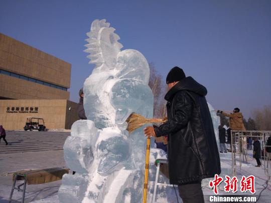 一共从7个国家征集到了184件作品，最终选出30件作品在现场制作。　郭佳 摄