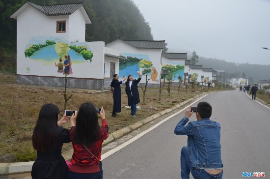 巴中首个壁画村亮相 逼真3D画让新村更具文化味