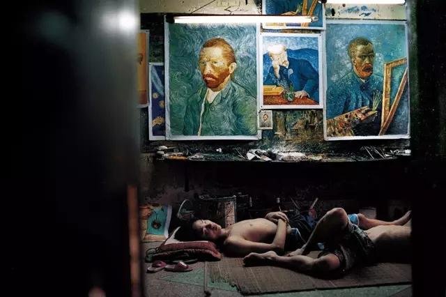 梵高画室里在地上睡觉的画工，2005年8月。