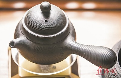 沁阳黑陶华丽嬗变 黑陶茶壶国内首创 
