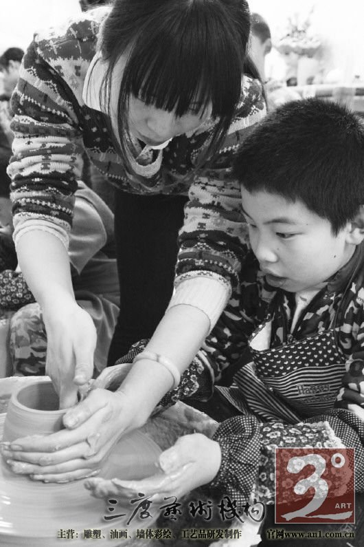 陶艺老师指导小记者如何将罐子弄得更薄一些。
