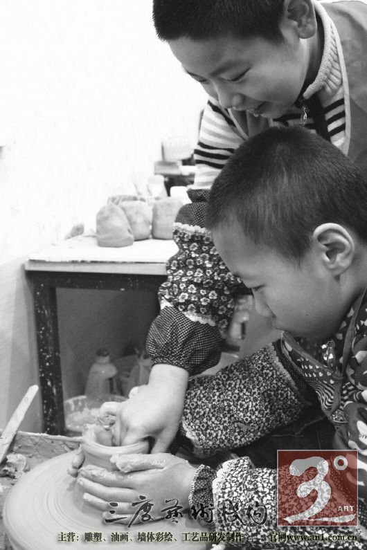 两名小记者一起完成一件作品。