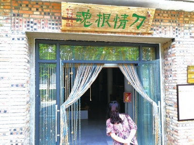披上时尚墙绘 郑州一乡村摇身变成“童话小镇”