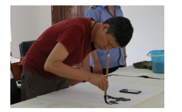 高温下的铁路“墙绘艺术家”