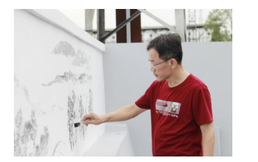 高温下的铁路“墙绘艺术家”