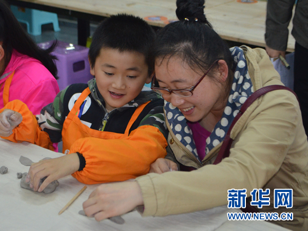 在东方陶瓷艺术馆陶艺老师向若源的讲解下