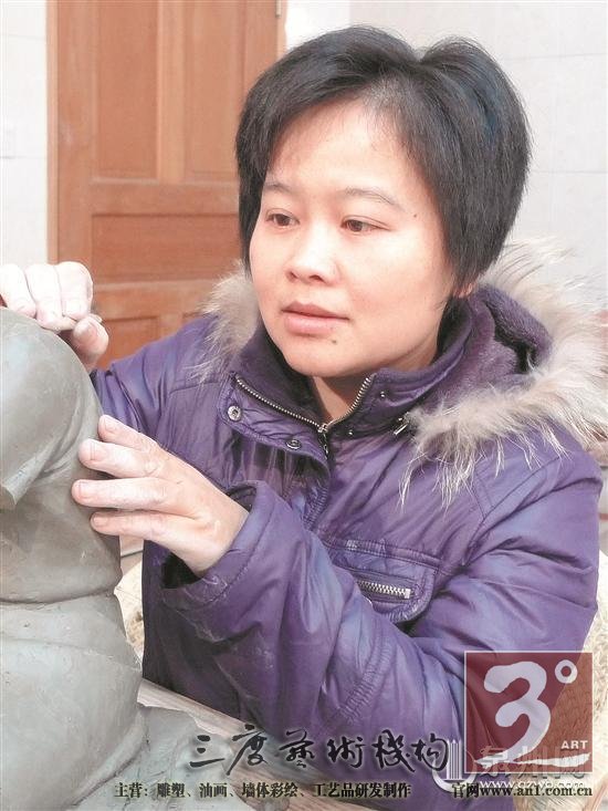 福建德化陶瓷雕塑家夫妻合璧 争分夺秒塑“女神”