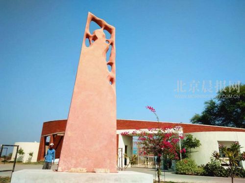 刘洋在印度国际雕塑创作营中刚刚完成的作品《印度洋》被安置在学院的入口处，成为地标性雕塑