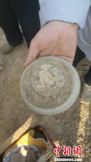 清理出的随葬品。 方仁坤 摄 清理出的随葬品。 方仁坤 摄