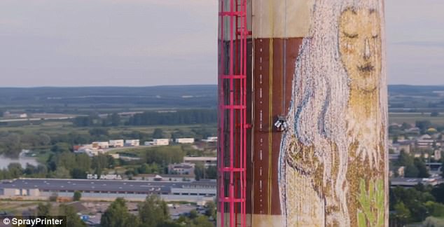 厉害！新款机器人不仅会涂鸦还会爬墙