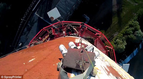 厉害！新款机器人不仅会涂鸦还会爬墙