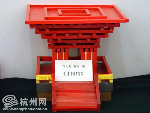 ” 本次参展的作品有油画、国画、书法、篆刻、摄影、折纸、景泰蓝、装饰画、水粉画、烟刻、竹刻、木雕、根雕、邮集等类别