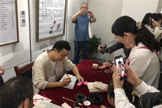 知名画家小林武汉公益画展《等一朵花开》在黄鹤楼公园白云阁美术馆展出