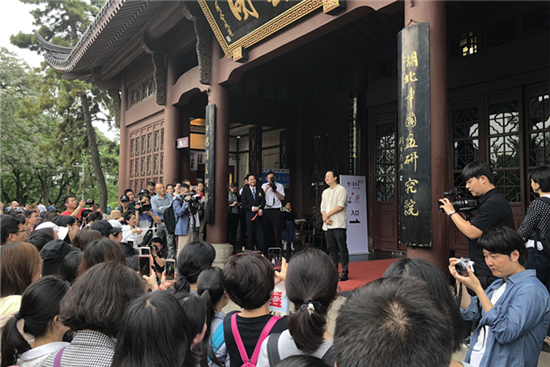 知名画家小林武汉公益画展《等一朵花开》在黄鹤楼公园白云阁美术馆展出