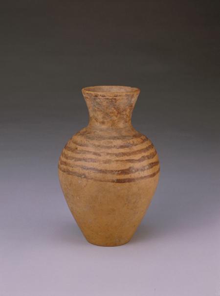 彩陶弦纹瓶，口径8cm，足径6.5cm，高21.5cm。