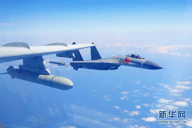 　4月26日，人民空军轰-6K等多型战机实施“绕岛巡航”训练课题。人民空军26日出动轰-6K等多型多架战机，绕飞祖国宝岛，用战机航迹丈量祖国大好河山。 新华社发（翟培松 摄）