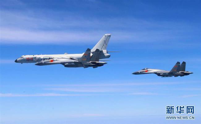 4月26日，人民空军轰-6K等多型战机实施“绕岛巡航”训练课题。人民空军26日出动轰-6K等多型多架战机，绕飞祖国宝岛，用战机航迹丈量祖国大好河山。 新华社发（吴岳鹏 摄）
