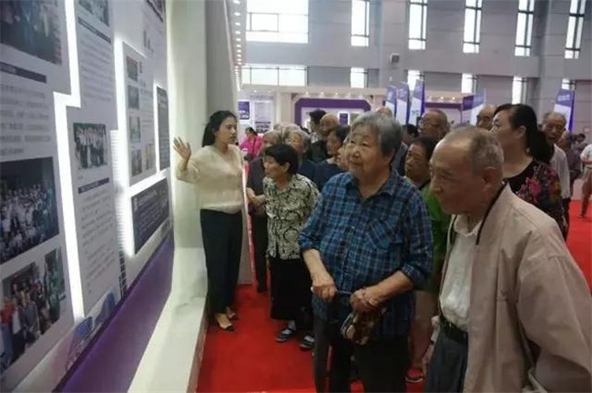 西安电子科技大学： 喜迎十九大 老同志参观学校十八大以来成就展
