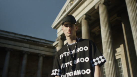 其实画中人眼镜上映射的是19世纪英国动荡社会的影像