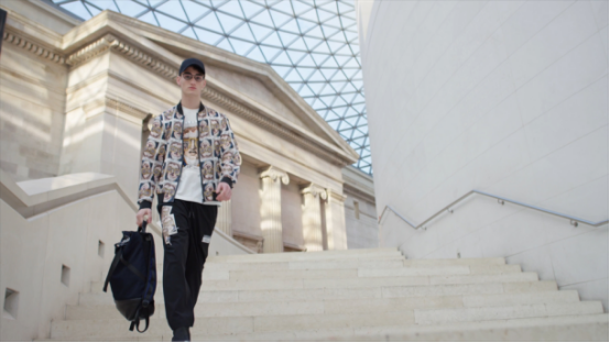 其实画中人眼镜上映射的是19世纪英国动荡社会的影像