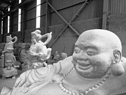石雕厂仓库里完工的石雕,一个厂一年能卖出上千件