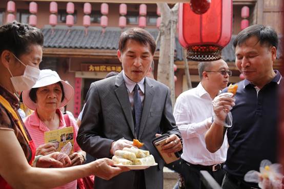 厦门方特旅游区正式与本次台湾团队的组织方签署了合作协议