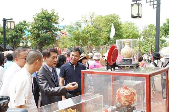 厦门方特旅游区正式与本次台湾团队的组织方签署了合作协议