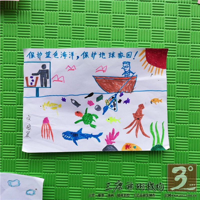小朋友们通过手中的画笔
