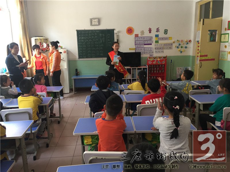 小朋友们通过手中的画笔
