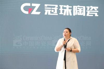  新明珠集团副总裁简润桐致辞 建 E 室内设计网媒体总监祝爽致辞 新明珠集团设计院院长李莹演讲 实力大咖齐聚论道 殷艳明老师演讲主题：设计T台