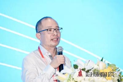  新明珠集团副总裁简润桐致辞 建 E 室内设计网媒体总监祝爽致辞 新明珠集团设计院院长李莹演讲 实力大咖齐聚论道 殷艳明老师演讲主题：设计T台