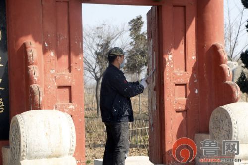雕塑的表面开始脱落或者颜色变暗