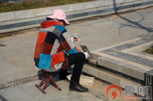 雕塑的表面开始脱落或者颜色变暗