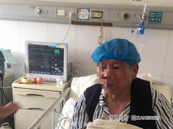 如被单轻轻扫过脚底都如同“火烧”般疼痛